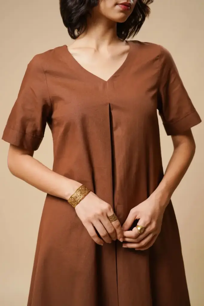 V-NECK CENTER PLEATED KURTA SET (BROWN)